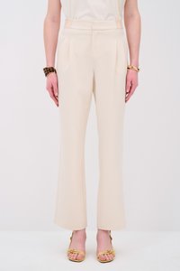 Beige broeken met een op maat gemaakte vormgeving, voorzien van plooien, een hoge taille en een gladde textuur. Gecombineerd met gele sandaaltjes met bandjes.