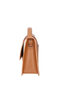 Borsa a mano in pelle color cuoio con forma rettangolare strutturata. Presenta un manico superiore e un anello in metallo color argento sul lato.