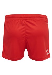 Shorts de sport rouges en matériau lisse et léger avec une taille élastique. Présente un petit logo blanc en bas à gauche.