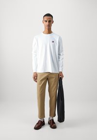 Tommy Jeans BADGE TEE - Hosszú ujjú felső - white