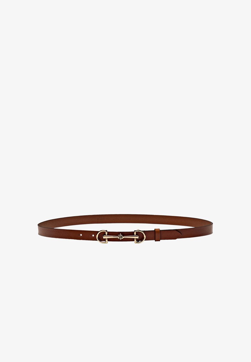 Ceinture en cuir marron avec boucle mors dorée et deux trous de réglage sur un côté, présentée sur fond blanc.