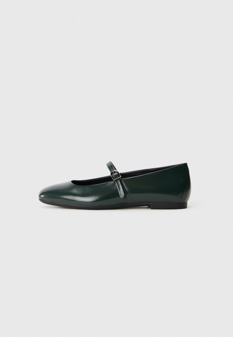 Shoe plano de verniz verde escuro com uma única tirinha fina e pequena fivela prateada, apresentando um bico arredondado e um salto baixo.
