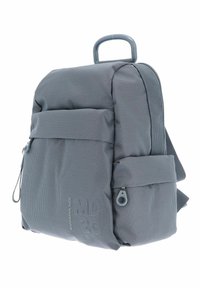 Sac à dos en textile gris avec un design structuré, doté de bretelles rembourrées, de plusieurs poches zippées et d'une poignée supérieure robuste.