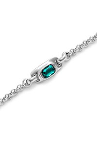 Bracelet en chaîne en argent avec une pierre précieuse en teal ovale sertie dans un cadre en métal poli et élégant avec des maillons entrelacés.