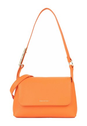 Sac d'épaule en cuir orange Valentino avec rabat et bandoulière réglable, arborant un petit logo doré au centre de l'avant.