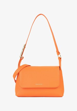 Sac d'épaule en cuir orange Valentino avec rabat et bandoulière réglable, arborant un petit logo doré au centre de l'avant.