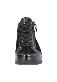 Czarne sneakersy typu high-top z lakierowanej skóry i zamszu, z sznurowaniem i zamkiem błyskawicznym, pikowanym wzorem oraz kontrastującymi akcentami metalowymi.