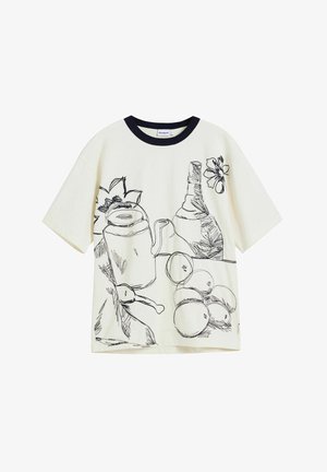 Akrómtáska T-shirt fekete vonalrajzokkal teáskannáról, gyümölcsökről és virágokról. Kontrasztos navy kerek nyakkivágással és rövid ujjakkal rendelkezik.