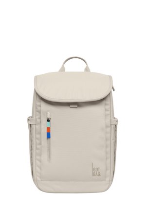Beżowy prostokątny plecak z górną klapą, bocznymi paskami, pionowym zamkiem błyskawicznym z kolorowym uchwytem z przodu oraz logo "GOT BAG" w prawym dolnym rogu.