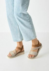 Tamaris - Sandalen met plateauzool - beige comb Miniatuurafbeelding 1