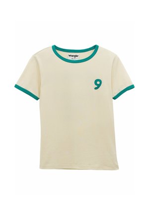 Cremfarbenes T-Shirt mit kurzen Ärmeln und grüner Einfassung am Kragen und an den Ärmeln, mit einem grünen, gestickten Komma auf der linken Brustseite.