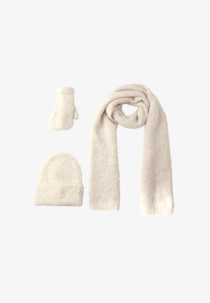 Drie-delige winteraccessoireset: zachte beige gebreide wanten, een beanie met een klein accent en een lange textuur sjaal, allemaal in bijpassend materiaal en kleur.