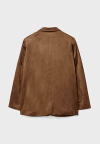 Blazer en daim marron avec un col structuré, des manches longues et une coupe droite. Le tissu a une texture lisse et douce sans aucune quincaillerie visible.