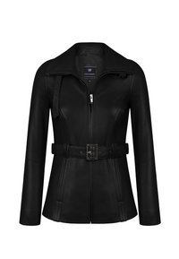 Giacca in pelle nera con vita con cintura, chiusura con zip e colletto alto. Presenta cuciture strutturate e dettagli sulle spalle.