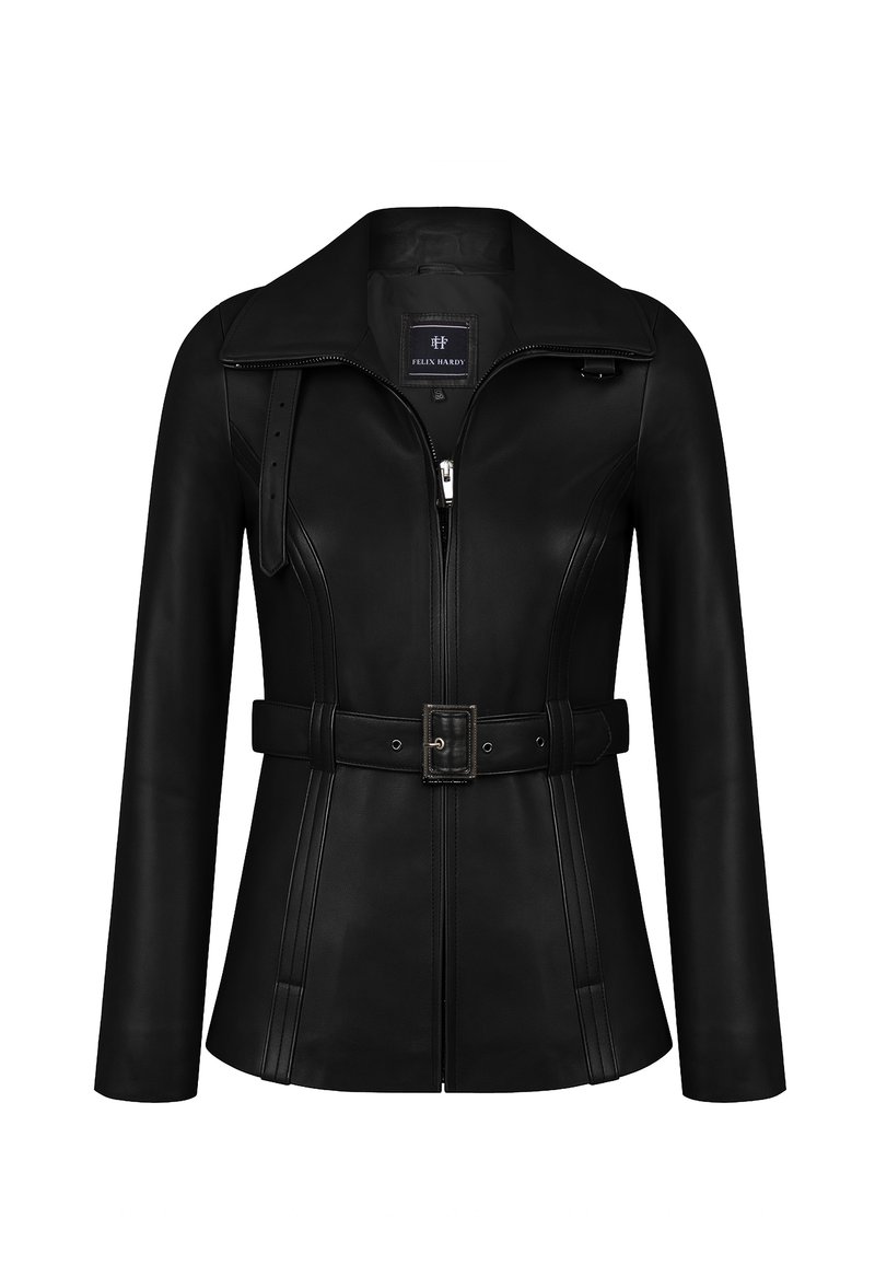 Giacca in pelle nera con vita con cintura, chiusura con zip e colletto alto. Presenta cuciture strutturate e dettagli sulle spalle.