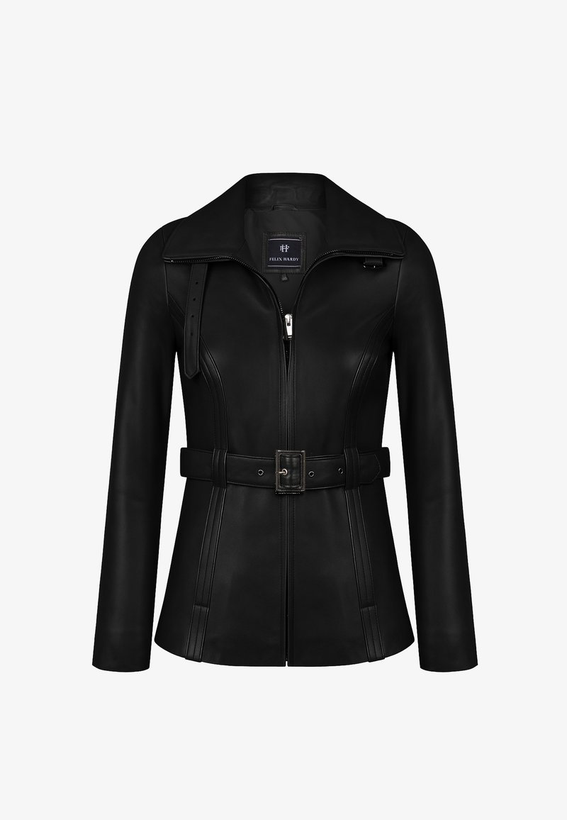 Schwarze Lederjacke mit Taillengürtel, Reißverschluss und hohem Kragen. Mit strukturierten Nähten und Schulterakzenten.