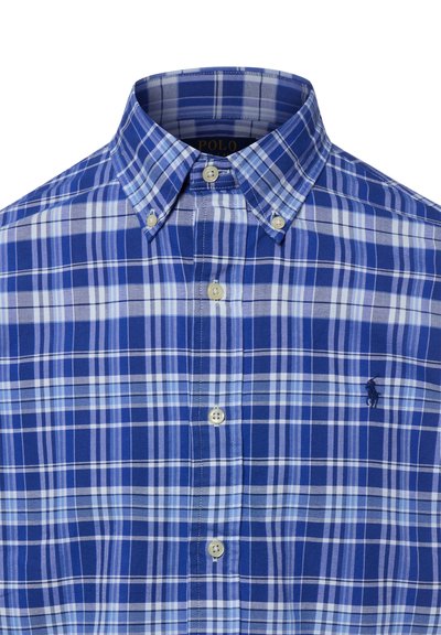 Chemise à carreaux bleue et blanche à boutons avec col boutonné et petit logo brodé sur la poitrine.