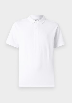 Vit polo tröja med klassisk krage, tvåknappsknäppning, korta ärmar och en liten logga på bröstet. Tillverkad av slät tyg.