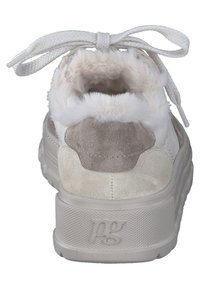 Μπεζ αθλητικά παπούτσια με επένδυση από τεχνητή γούνα και μπεζ σουέτ λεπτομέρειες. Διαθέτουν υφή από καουτσούκ στη σόλα και άσπρες κορδόνια. Στην πίσω πλευρά υπάρχει λεπτομέρεια του λογότυπου.