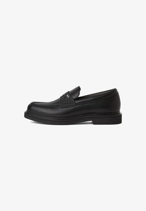 Μαύρες δερμάτινες loafers με στρογγυλή μύτη, χαμηλό τακούνι, υφή στην άνω επιφάνεια και διακοσμητική ραφή γύρω από την άκρη.