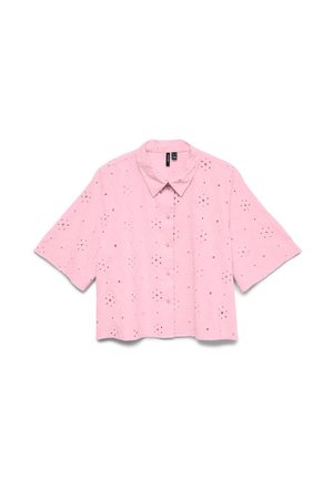 Ροζ πουκάμισο με κοντά μανίκια, κουμπιά, γιακά και διακοσμητικά λουλουδένια κοψίματα με τρύπες, εμφανίζεται σε λευκό φόντο.