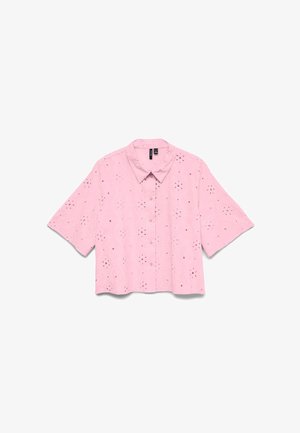 Ροζ πουκάμισο με κοντά μανίκια, κουμπιά, γιακά και διακοσμητικά λουλουδένια κοψίματα με τρύπες, εμφανίζεται σε λευκό φόντο.