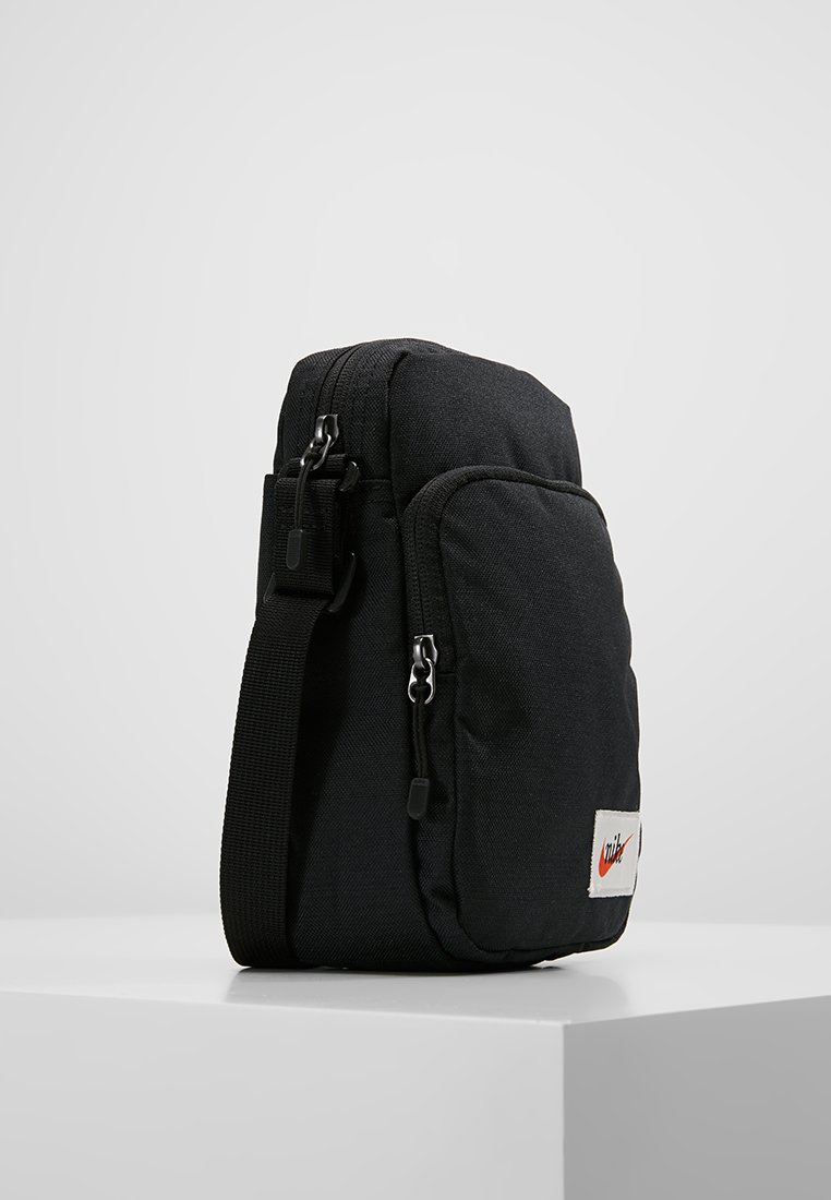 Nike Sportswear HERITAGE SMIT LABEL Skulderveske black Nike Sportswear HERITAGE SMIT LABEL Skulderveske black