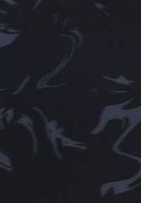 Ciemny materiał z subtelnymi, abstrakcyjnymi zwojami i organicznymi kształtami w nieco jaśniejszych odcieniach, tworzącymi teksturowany wzór.