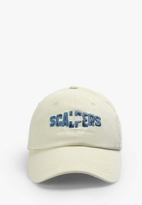 Licht beige honkbalpet met een blauw geborduurd logo en tekst. Zacht materiaal met een gebogen klep en een verstelbare achterriem.