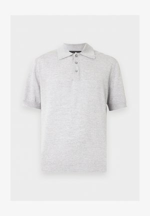 Svetlosivé krátke rukávy polo tričko s tromi gombíkmi a klasickým golierom, zobrazené na jednofarebnom bielom pozadí.