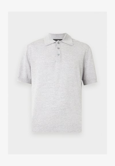 Ανοιχτό γκρι κοντομάνικο πόλο με τρία κουμπιά και κλασικό γιακά, σε απλό λευκό φόντο.