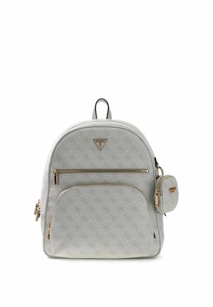 Sac à dos Guess gris clair avec un motif monogramme subtil, poches zippées à l'avant et une petite pochette à monnaie attachée sur le côté.