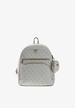 Sac à dos Guess gris clair avec un motif monogramme subtil, poches zippées à l'avant et une petite pochette à monnaie attachée sur le côté.