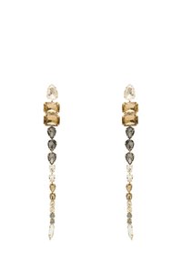 Orecchini pendenti color oro con una sequenza di cristalli di varie forme nei toni del marrone, grigio e trasparente, con un accento appuntito nella parte inferiore.