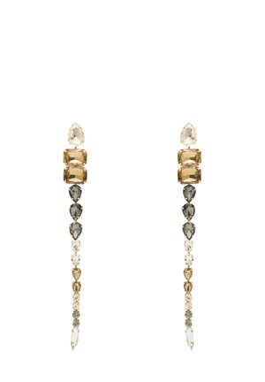 Złocone kolczyki wiszące z sekwencją kryształów o różnych kształtach w odcieniach brązu, szarości i przezroczystości, z ostrym akcentem na dole.