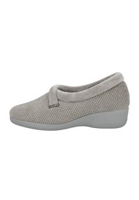 Zapato gris de punto tipo slip-on con un cuello de felpa, parte superior texturizada y suela de goma. Presenta un pequeño emblema metálico en el costado.