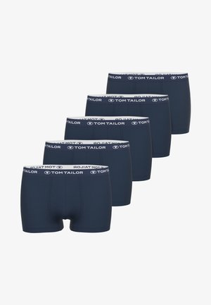 Boxer-briefs pour hommes de couleur bleu foncé avec une ceinture blanche arborant le logo "Tom Tailor". Le tissu semble lisse et élastique. Cinq paires sont exposées.