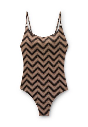 Brązowy i czarny jednoczęściowy kostium kąpielowy w wzór jodełki z cienkimi, regulowanymi ramiączkami i dekoltem typu scoop.