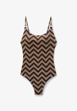 Brązowy i czarny jednoczęściowy kostium kąpielowy w wzór jodełki z cienkimi, regulowanymi ramiączkami i dekoltem typu scoop.