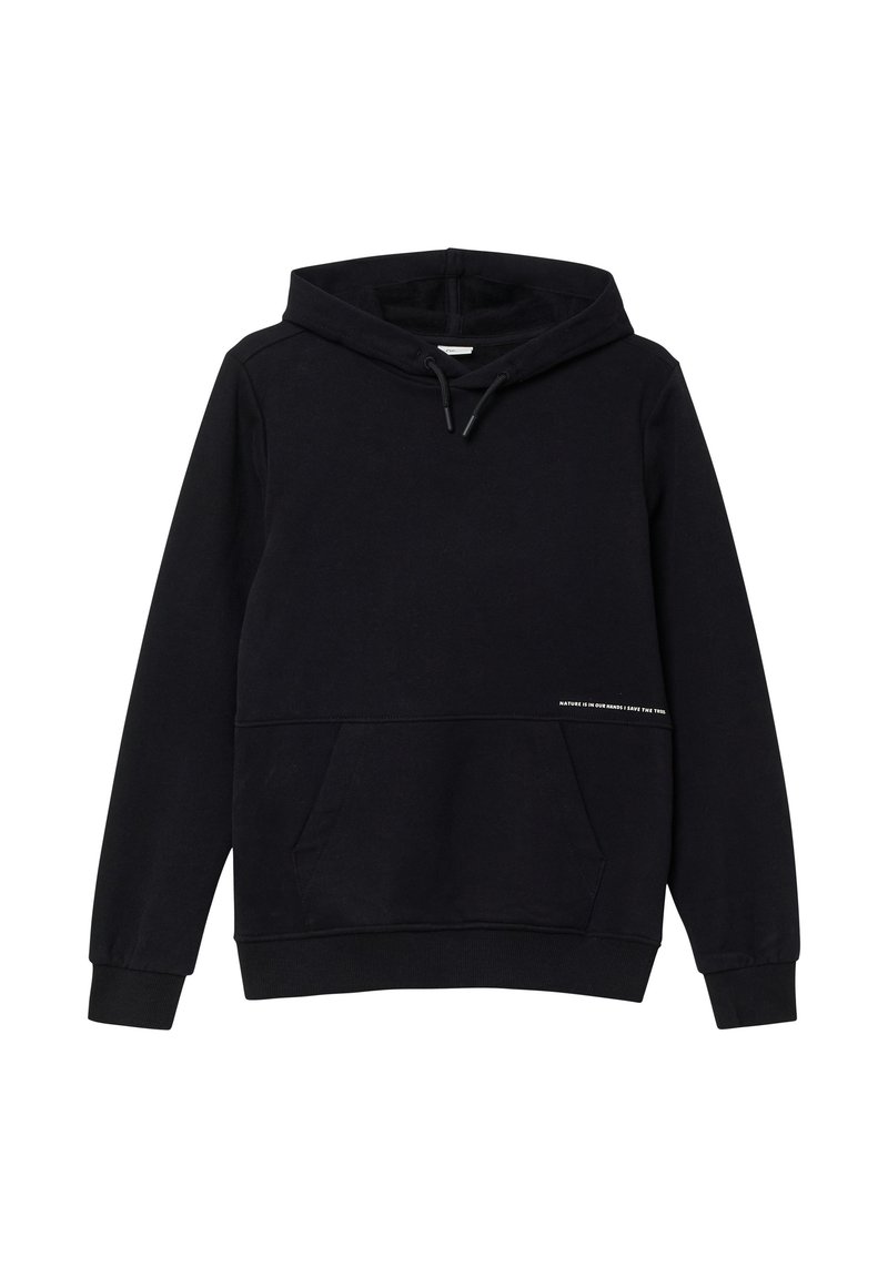Schwarzer Kapuzenpullover aus Baumwolle, mit einer vorderen Kängurutasche und einem weißen Textakzent am Saum. Einfaches, über den Kopf zu ziehendes Design.