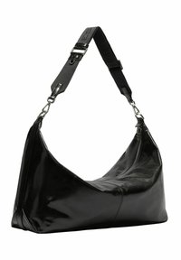 Sac hobo en cuir noir avec une forme courbée, fermeture éclair et bandoulière réglable. Comprend une quincaillerie brillante et une texture lisse.