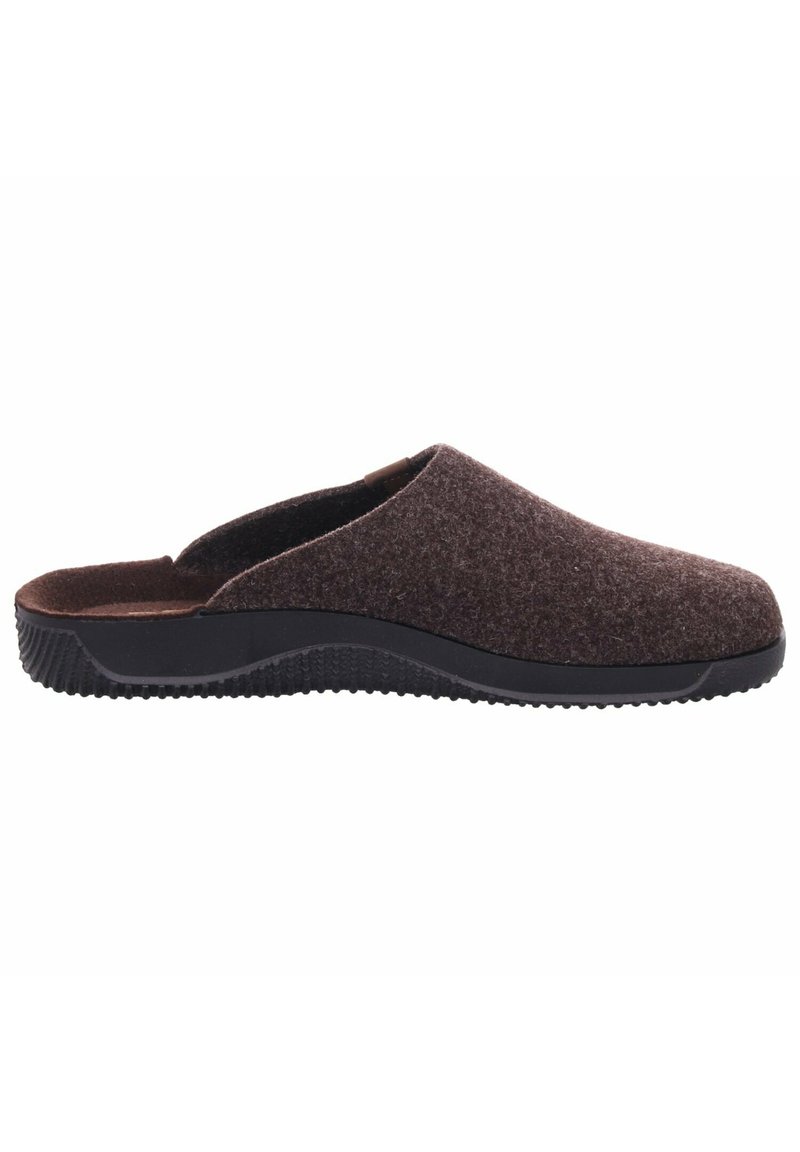 Zapatos de fieltro marrón sin cordones con suela de goma negra. Presentan un diseño de perfil bajo y parte trasera abierta, adecuados para un uso fácil.