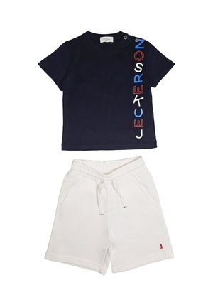 Camicia a maniche corte blu navy con testo verticale multicolore "JEAN PETERSON" abbinata a pantaloncini a vita elastica bianchi con coulisse.