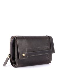Portafoglio in pelle marrone con chiusura a pattina e zip. Presenta un dettaglio a bottone e cuciture a vista. Design compatto e rettangolare.
