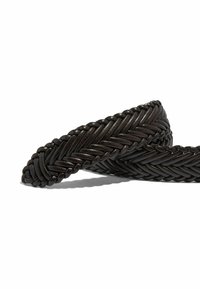 Flettet mørkebrunt læderbælte, der er snoet på en hvid baggrund, hvilket fremhæver den vævede texture og glansen af læderet.