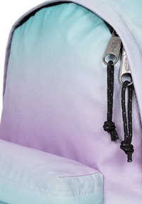 Zaino con un design gradiente che va dal viola al verde acqua, caratterizzato da un tessuto testurizzato, con cerniere argento e tiranti neri.