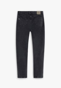 Jeans de mezclilla negra con una textura suave, cinco bolsillos y un diseño de pierna recta. Presenta una etiqueta en la parte posterior de la cinturilla y costuras mínimas.