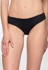 Reggiseno nero in tessuto liscio, design a vita bassa, copertura minima, linee pulite, senza hardware o motivi visibili.