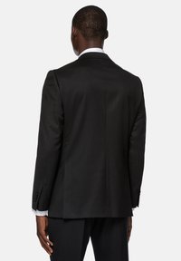 Černý saka s hladkým povrchem, jedním rozventilovaným otvorem vzadu a zapínatelnými manžetami. Přizpůsobený střih s minimalistickým designem.