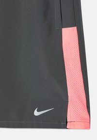 Nike Performance CHALLENGER UNISEX - Träningsshorts - iron grey/sunset pulse/reflective silver